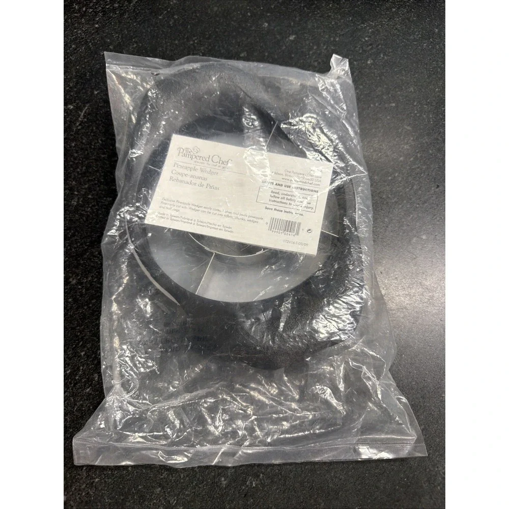 New Sealed Pampered Chef #2416 Pineapple Corer Slicer Wedger With Blade Guard
